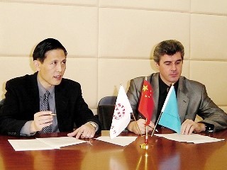 Shanghai Technology Exchange STTE China Vadim Kotelnikov Wei Di signing an agreement